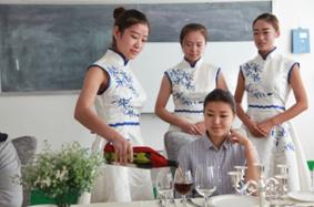 C:\Documents and Settings\Administrator\桌面\新建文件夹\实习实训训\西餐实训-斟酒.jpg