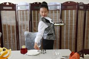 C:\Documents and Settings\Administrator\桌面\新建文件夹\实习实训训\图6 西餐摆台实训.JPG