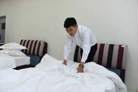 C:\Documents and Settings\Administrator\桌面\新建文件夹\实习实训训\学生正在进行中式铺床.JPG